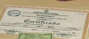 **Diploma de Graduação: O Que É e Sua Importância**
O diploma de graduação é um certificado oficial que atesta a conclusão de um curso de nível superior. Ele representa a validação acadêmica e profissional do estudante, permitindo-lhe ingressar no mercado de trabalho ou continuar seus estudos em programas de pós-graduação. Conquistar o diploma de graduação é um passo crucial na vida acadêmica de qualquer pessoa e abre portas para inúmeras oportunidades profissionais e pessoais.
### O Que é um Diploma de Graduação?
O diploma de graduação é emitido por instituições de ensino superior, como universidades, faculdades e centros universitários, após a conclusão bem-sucedida de um curso. Esses cursos podem ser de diversas áreas, como Administração, Medicina, Engenharia, Direito, Ciências Sociais, entre outros. O diploma de graduação é, basicamente, o reconhecimento oficial de que o aluno concluiu uma formação acadêmica em uma área específica do conhecimento.
Os cursos de graduação podem ser oferecidos em diferentes modalidades, como:
- **Bacharelado**: Curso que oferece uma formação generalista, preparando o aluno para atuar em diversas funções dentro da área escolhida. Exemplos incluem Direito, Administração e Engenharia.
- **Licenciatura**: Voltada para a formação de professores e educadores, com foco no ensino de uma disciplina específica.
- **Tecnológico**: Focado em uma formação prática e rápida, com ênfase no mercado de trabalho, como cursos de Gestão e Design.
A duração dos cursos de graduação varia de acordo com a área de estudo, com a maioria deles durando entre três e seis anos.
### Como Obter o Diploma de Graduação?
Para obter o diploma de graduação, o aluno precisa cumprir todos os requisitos acadêmicos do curso escolhido. Isso inclui frequentar as aulas, realizar os trabalhos e exames exigidos, além de realizar estágios obrigatórios, dependendo da área de formação. No final do curso, muitos alunos são solicitados a apresentar um **Trabalho de Conclusão de Curso (TCC)**, que é uma pesquisa ou projeto que demonstra a aplicação dos conhecimentos adquiridos ao longo da graduação.
Após a conclusão bem-sucedida de todas as disciplinas e etapas, a instituição emite o diploma de graduação, que certifica que o aluno completou sua formação.
### Importância do Diploma de Graduação
O diploma de graduação é fundamental para o ingresso no mercado de trabalho em muitas profissões. Muitas carreiras exigem que o candidato tenha uma formação superior, como áreas como Medicina, Direito, Engenharia, Educação, entre outras. Além disso, a graduação oferece uma base sólida de conhecimentos que prepara o aluno para os desafios do mercado de trabalho.
Além de ser um requisito para muitas profissões, o diploma de graduação também pode ser um diferencial no mercado de trabalho, aumentando as chances de conseguir empregos mais bem remunerados e com melhores condições de carreira. Em alguns casos, ele é necessário para ingressar em programas de pós-graduação, como mestrado e doutorado, permitindo ao profissional se especializar ainda mais em sua área de interesse.
### O Diploma de Graduação e Oportunidades de Carreira
Após a obtenção do diploma de graduação, as opções de carreira se multiplicam. O diploma é uma porta de entrada para diferentes campos, podendo ser utilizado para trabalhar em empresas privadas, órgãos públicos, ONGs, educação e até mesmo para abrir o próprio negócio.
Além disso, o diploma de graduação é a base para quem deseja seguir uma carreira acadêmica, realizando mestrados, doutorados e se tornando professor ou pesquisador.
### Conclusão
O diploma de graduação é um marco importante na vida acadêmica e profissional de qualquer pessoa. Ele representa o esforço e a dedicação necessários para concluir uma formação superior e abrir portas para inúmeras oportunidades. Seja para ingressar no mercado de trabalho ou continuar os estudos, o diploma de graduação é essencial para quem busca alcançar o sucesso profissional e pessoal.